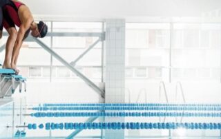 imagem de nadador em bloco de saída, representando o que é natação