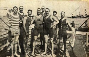 equipe de nadadores vestidos com os primeiros trajes de natação