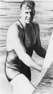 O nadador sueco Arne Borg foi o primeiro atleta a quebrar o recorde mundial da prova de 1500 livre, em 1927, vestindo um Speedo Racer Back.