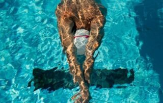 imagem de atleta na água, que ilustra a questão se a natação emagrece