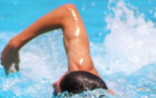 atleta praticando natação, mostrando a aplicação de educativo do nado crawl