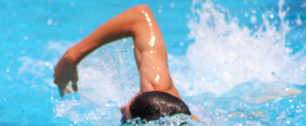 atleta praticando natação, mostrando a aplicação de educativo do nado crawl