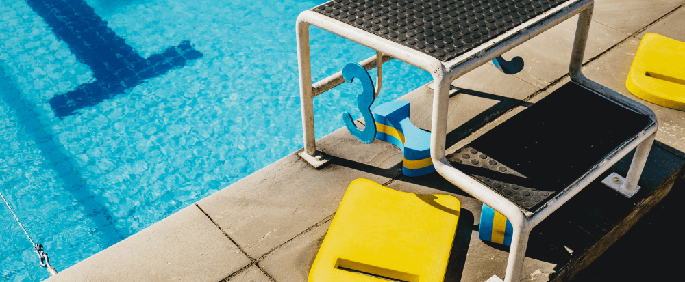 imagem de uma piscina olímpica, ilustrando quantas calorias gasta na natação