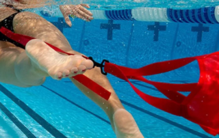 imagem de mulher treinando com paraquedas de natação
