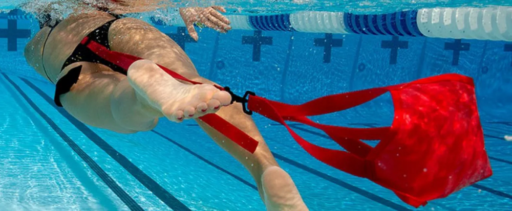 imagem de mulher treinando com paraquedas de natação