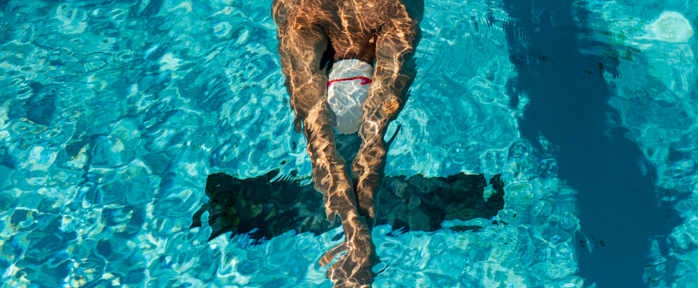 nadador em posição de streamline, representando o aeróbico e anaeróbicos