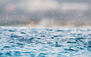 imagem de piscina com tempestade, representando como nadar na chuva