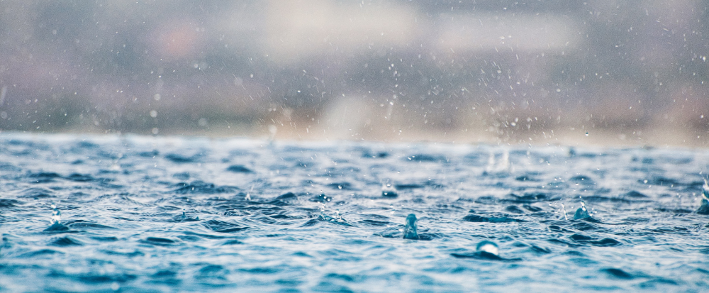 imagem de piscina com tempestade, representando como nadar na chuva